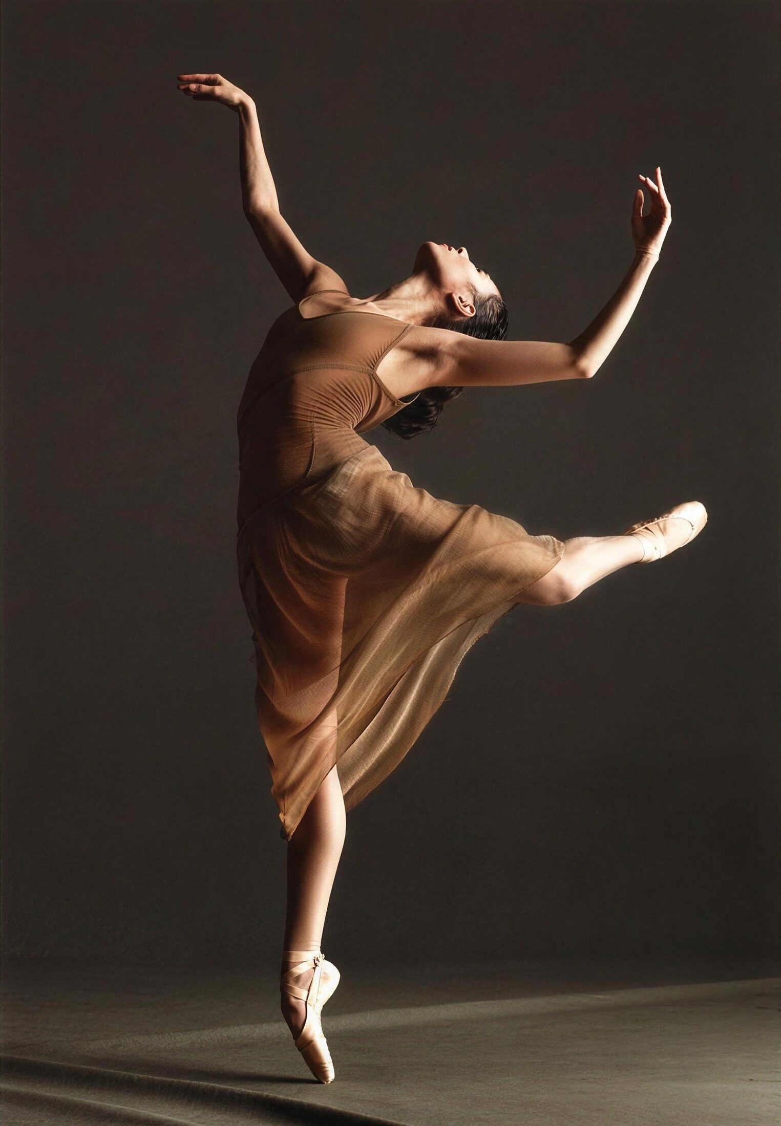 Fotografía de danza en estudio: bailarina en movimiento con gasa y luz esculpida