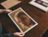 Cuánto cuesta una sesión de fotos profesional: impresión fine art en las manos, el valor que te llevas
