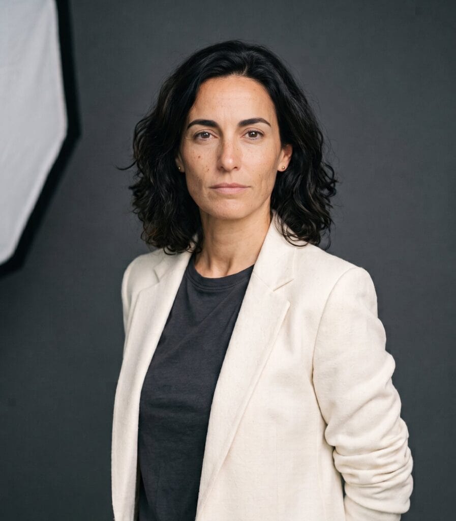 Retrato corporativo de marca personal en estudio: la foto reciente y con criterio que sustituye al selfie